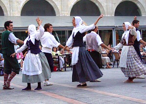 Traditional dances by Es Rebost