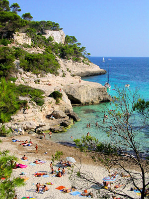 El fro de julio no parece que vaya a ahuyentar a los turistas de sus vacaciones en Menorca